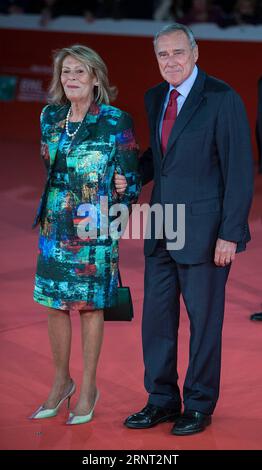 (171027) -- ROMA, 27 ottobre 2017 -- il presidente del Senato Pietro grasso (R) e sua moglie arrivano al Red carpet per Hostiles , il film di apertura del 12° Festival del Cinema di Roma, Italia, il 26 ottobre 2017. La capitale dell'Italia si è preparata per un evento stellare, visto che il suo dodicesimo festival cinematografico ha avuto inizio giovedì. ) (zy) ITALY-ROME-FILM FESTIVAL-OPENING JinxYu PUBLICATIONxNOTxINxCHN Foto Stock