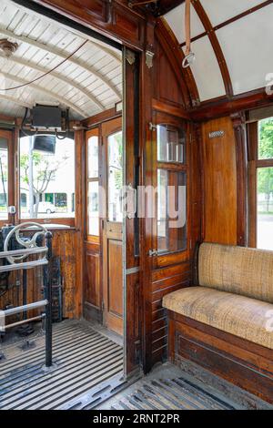 All'interno di un tradizionale tram di colore rosso a Porto Foto Stock