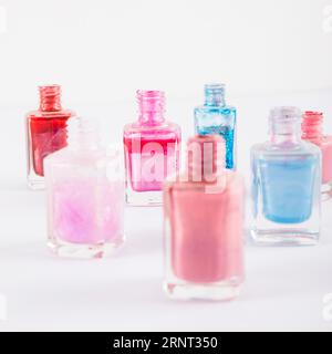 Primo piano su varie bottiglie di smalto per unghie multicolore Foto Stock