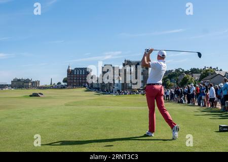 St Andrews, Scozia. 2 settembre 2023. Preston Summerhays della squadra USA che ha fatto la sua parte il 18 durante i quattrosomi del sabato della Walker Cup 2023. Foto Stock