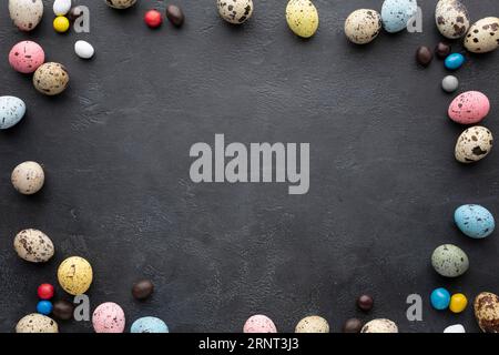 Cornice di uova di Pasqua con sfondo caramella ardesia Foto Stock