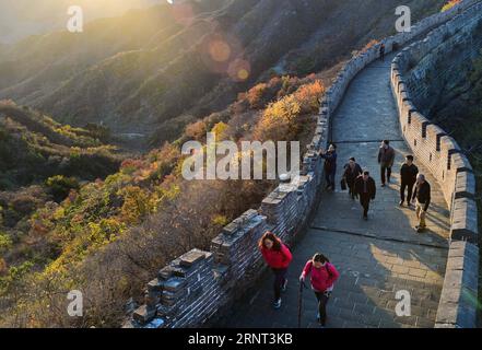 (171028) -- PECHINO, 28 ottobre 2017 -- i turisti guardano lo scenario autunnale alla grande Muraglia Mutianyu a Pechino, capitale della Cina, 28 ottobre 2017. ) (Zkr) CHINA-BEIJING-MUTIANYU GREAT WALL (CN) ChenxYehua PUBLICATIONxNOTxINxCHN Foto Stock