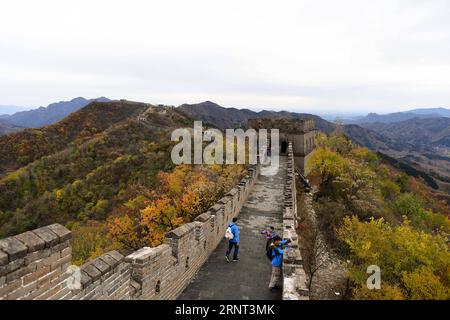 (171028) -- PECHINO, 28 ottobre 2017 -- i turisti guardano lo scenario autunnale alla grande Muraglia Mutianyu a Pechino, capitale della Cina, 28 ottobre 2017. ) (Zkr) CHINA-BEIJING-MUTIANYU GREAT WALL (CN) ChenxYehua PUBLICATIONxNOTxINxCHN Foto Stock