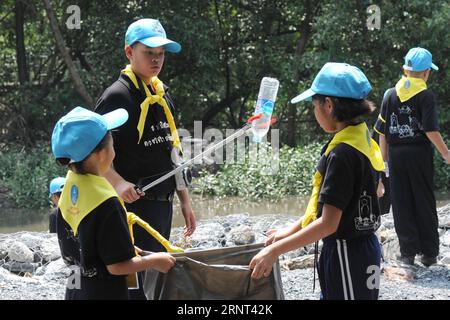 (171029) -- SAMUT PRAKAN, 29 ottobre 2017 -- il principe thailandese Dipangkorn Rasmijoti (2°, L) raccoglie una bottiglia di plastica di scarto durante un'attività di volontariato ambientale sul mare di Bang PU nella provincia di Samut Prakan della Thailandia centrale, il 29 ottobre 2017. ) (srb) THAILANDIA-SAMUT PRAKAN-PRINCE-DIPANGKORN-VOLONTARIO RachenxSageamsak PUBLICATIONxNOTxINxCHN Foto Stock