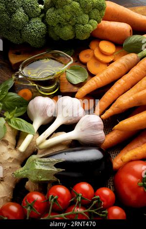 Disposizione a grappolo di verdure fresche ad angolo elevato Foto Stock