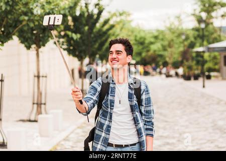 Giovane uomo che viaggia in giro per il mondo Foto Stock