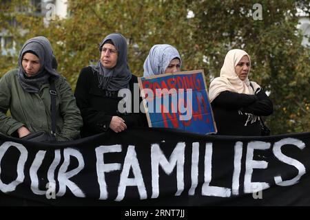 (171101) -- ATENE, 1 novembre 2017 -- i rifugiati in cerca di ricongiungimento con familiari in Germania partecipano a uno sciopero della fame ad Atene, Grecia, il 1 novembre 2017. Mercoledì il ministro greco della migrazione Yannis Mouzalas ha illustrato il piano del governo di migliorare le condizioni di vita di migliaia di rifugiati e migranti bloccati in Grecia prima dell'inverno, invocando all'Europa e alla Turchia maggiori sforzi per mantenere vivo l'accordo del 2016 mirava a limitare i flussi in Europa e a condividere l'onere. ) GRECIA-ATENE-RIFUGIATI-PROTESTA MariosxLolos PUBLICATIONxNOTxINxCHN Foto Stock