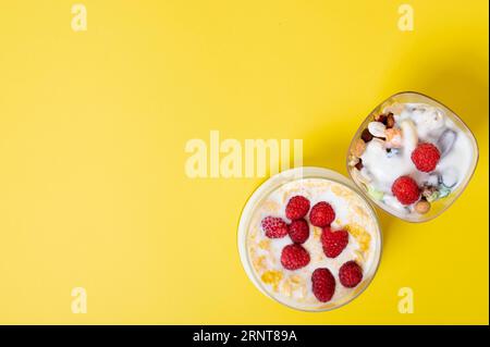 Spazio copia, cereali freschi, sfondo semplice per la colazione Foto Stock