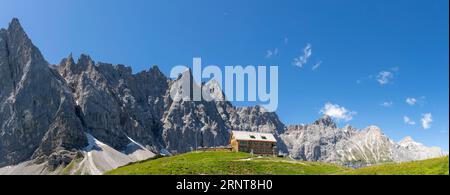 Il panorama delle pareti settentrionali dei monti Karwendel - Bockkarspitzhe, Nordliche Sonnenspitze con lo chalet Falkenhutte. Foto Stock