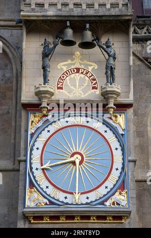 Il quadrante esterno dell'orologio della cattedrale di Wells, recentemente restaurato nel 2023, il secondo orologio più antico in funzione in Gran Bretagna. Somerset, Inghilterra, Regno Unito. Foto Stock