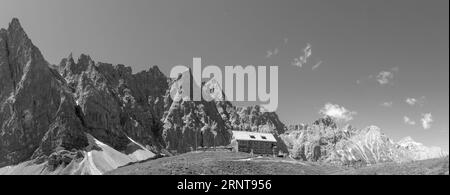 Il panorama delle pareti settentrionali dei monti Karwendel - Bockkarspitzhe, Nordliche Sonnenspitze con lo chalet Falkenhutte. Foto Stock