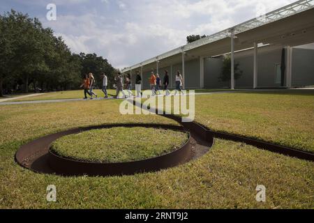 (171103) -- HOUSTON, 3 novembre 2017 -- Un gruppo di visitatori passerà davanti alla messa isolata/Circumflex di Michael Heizer fuori dalla Menil Collection a Houstion, negli Stati Uniti, 2 novembre 2017. Yi-Chin Lee) (gj) U.S.-HOUSTON-MENIL COLLECTION gaolu PUBLICATIONxNOTxINxCHN Foto Stock