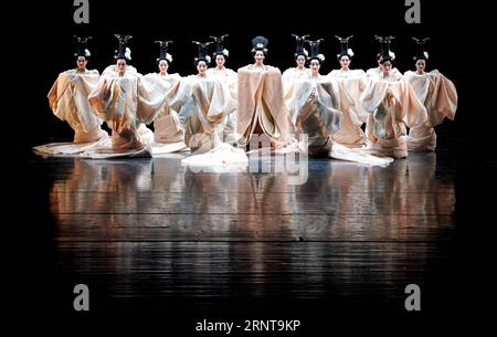 (171103) -- PECHINO, 3 novembre 2017 -- Dancers of Chongqing Song & Dance Ensemble CO.. Ltd si esibisce alla cerimonia di apertura dell'undicesimo China Dance Lotus Award per la danza classica cinese a Pechino, capitale della Cina, 2 novembre 2017. )(wsw) CHINA-BEIJING-DANCE AWARD (CN) CaixYang PUBLICATIONxNOTxINxCHN Foto Stock