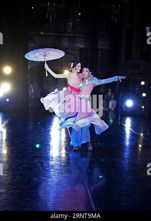 (171103) -- PECHINO, 3 novembre 2017 -- Dancers of Beijing Dance Academy si esibiscono durante il concorso dell'undicesimo China Dance Lotus Award for Chinese Classical Dance a Pechino, capitale della Cina, 2 novembre 2017. )(wsw) CHINA-BEIJING-DANCE AWARD (CN) CaixYang PUBLICATIONxNOTxINxCHN Foto Stock