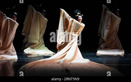 (171103) -- PECHINO, 3 novembre 2017 -- Dancers of Chongqing Song & Dance Ensemble CO.. Ltd si esibisce alla cerimonia di apertura dell'undicesimo China Dance Lotus Award per la danza classica cinese a Pechino, capitale della Cina, 2 novembre 2017. )(wsw) CHINA-BEIJING-DANCE AWARD (CN) CaixYang PUBLICATIONxNOTxINxCHN Foto Stock