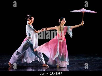 (171103) -- PECHINO, 3 novembre 2017 -- Dancers of Beijing Dance Academy si esibiscono alla cerimonia di apertura dell'undicesimo China Dance Lotus Award per la danza classica cinese a Pechino, capitale della Cina, 2 novembre 2017. )(wsw) CHINA-BEIJING-DANCE AWARD (CN) CaixYang PUBLICATIONxNOTxINxCHN Foto Stock