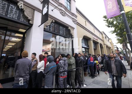 (171103) -- LOS ANGELES, 3 novembre 2017 -- i clienti aspettano in fila fuori da un Apple Store per acquistare iPhone X a Pasadena, California, Stati Uniti, il 3 novembre 2017. L'iPhone X è andato in vendita in tutto il mondo venerdì. ) USA-CALIFORNIA-PASADENA-APPLE-IPHONE X-LANCIA ZHAOXHANRONG PUBLICATIONXNOTXINXCHN Foto Stock