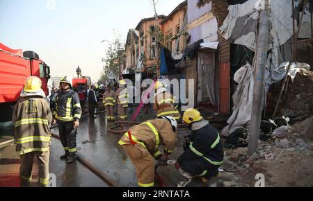 (171104) - KABUL, 4 novembre 2017 - i vigili del fuoco lavorano sul sito di un incendio a Kabul, capitale dell'Afghanistan, 4 novembre 2017. Un incendio è scoppiato in un mercato di fronte a Shah-e-Doshamshira, una famosa moschea, nel centro di Kabul sabato, spaccando numerosi negozi, un alto funzionario di polizia Said.Rahmat Alizadah) (psw) AFGHANISTAN-KABUL-MARKET-FIRE XinhuaxKabul PUBLICATIONxNOTxINxCHN Foto Stock