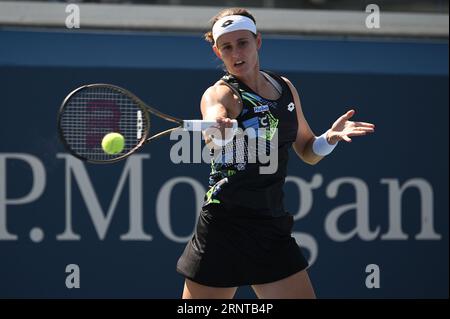 New York, USA. 2 settembre 2023. Greet Minnen of Belgium gioca contro Daria Kasatkina nel terzo round femminile del torneo US Open 2023 presso l'USTA Billie Jean King National Tennis Center, Flushing Corona Park, New York, NY, 2 settembre, 2023. (foto di Anthony Behar/Sipa USA) credito: SIPA USA/Alamy Live News Foto Stock