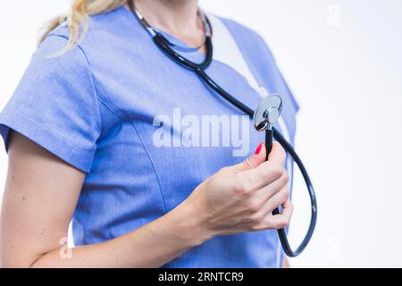 Ravvicinare la mano del dentista che tiene lo stetoscopio Foto Stock