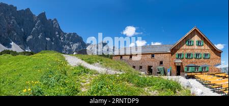 Il panorama delle pareti settentrionali dei monti Karwendel - Bockkarspitzhe, Nordliche Sonnenspitze con lo chalet Falkenhutte. Foto Stock