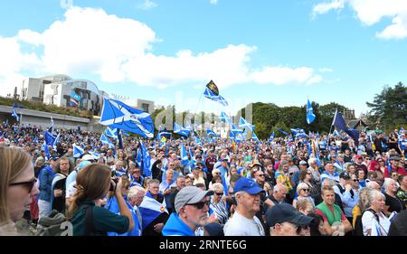 Edimburgo, Scozia, Regno Unito. 2 settembre 2023. Humza Yousaf, primo ministro della Scozia, si unisce alla marcia "Believe in Scotland” per "Independence in the EU". Qui la folla riunita ascolta i discorsi. Credito. Douglas Carr/Alamy Live News Foto Stock