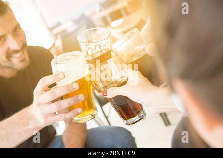 Amici di gruppo che si divertano con un drink bar serale Foto Stock