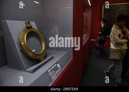 (171108) -- PECHINO, 8 novembre 2017 -- i visitatori visitano una mostra organizzata congiuntamente dal Museo Nazionale della Cina e dal Museo storico di Stato della Russia in occasione del 100° anniversario della Rivoluzione d'ottobre russa, a Pechino, capitale della Cina, il 7 novembre 2017. Un totale di 238 mostre sono state accuratamente scelte tra più di 400 collezioni rilevanti per la Rivoluzione d'ottobre di proprietà del museo russo, e la maggior parte di esse è esposta in Cina per la prima volta. ) (wf) CHINA-BEIJING-RUSSIA-ESHIBITION (CN) JinxLiangkuai PUBLICATIONxNOTxINxCHN Foto Stock