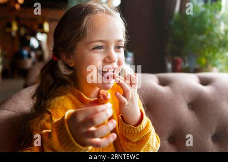 Divano di una ragazza sorridente a scatto medio Foto Stock