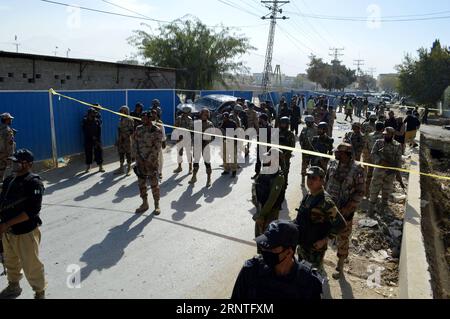 (171109) -- QUETTA, 9 novembre 2017 -- i funzionari della sicurezza cordonano fuori dal sito di esplosione nel sud-ovest del Pakistan S Quetta il 9 novembre 2017. Almeno tre poliziotti sono stati uccisi e altri sei feriti in un'esplosione bomba a Quetta giovedì mattina, hanno riferito i media locali. ) (yy) PAKISTAN-QUETTA-BLAST Irfan PUBLICATIONxNOTxINxCHN Foto Stock