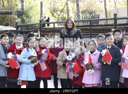 Bilder des Tages (171110) -- PECHINO, 10 novembre 2017 -- la First Lady Melania Trump posa per una foto di gruppo con gli alunni durante la sua visita al recinto dei panda giganti allo zoo di Pechino, capitale della Cina, 10 novembre 2017. ) (Ry) CHINA-BEIJING-U.S.-MELANIA TRUMP-VISIT (CN) PangxXinglei PUBLICATIONxNOTxINxCHN Foto Stock