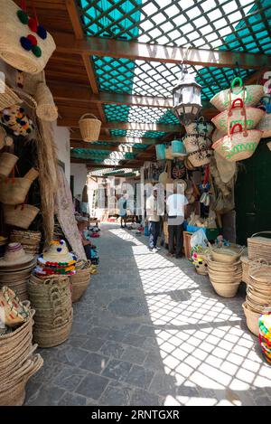 Tetouan, Marocco - 24 luglio 2023: Mercato degli accessori tradizionali nella vecchia medina Foto Stock