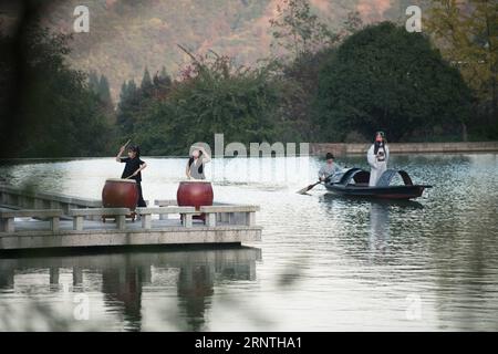 (171110) -- SHAOXING, 10 novembre 2017 -- gli attori si esibiscono in un concerto del fiume Ruoye ai piedi della montagna Kuaiji a Shaoxing City, nella provincia dello Zhejiang della Cina orientale, 9 novembre 2017. ) (Ry) CHINA-ZHEJIANG-SHAOXING-CONCERT (CN) WengxXinyang PUBLICATIONxNOTxINxCHN Foto Stock