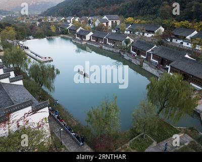 (171110) - SHAOXING, 10 novembre 2017 -- Un concerto si tiene presso il fiume Ruoye ai piedi del monte Kuaiji nella città di Shaoxing, nella provincia dello Zhejiang, nella Cina orientale, 9 novembre 2017. ) (Ry) CHINA-ZHEJIANG-SHAOXING-CONCERT (CN) WengxXinyang PUBLICATIONxNOTxINxCHN Foto Stock