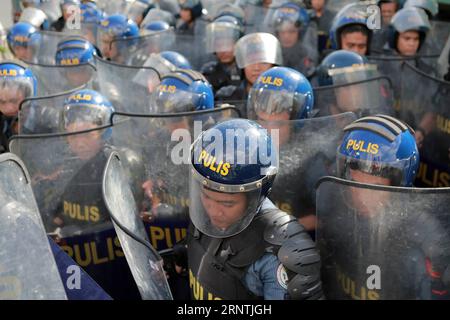 (171111) -- MANILA, 11 novembre 2017 -- i membri della Civil Disturbance Management of the Philippine National Police (PNP-CDM) si allineano lungo la strada che circonda la sede del 31° vertice dell'Associazione delle Nazioni del Sud-Est Asiatico (ASEAN) a Manila, nelle Filippine, 11 novembre 2017.) (rh) FILIPPINE-MANILA-ASEAN-SECURITY ROUELLExUMALI PUBLICATIONxNOTxINxCHN Foto Stock