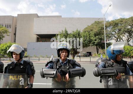 (171111) -- MANILA, 11 novembre 2017 -- i membri della Civil Disturbance Management of the Philippine National Police (PNP-CDM) si allineano lungo la strada che circonda la sede del 31° vertice dell'Associazione delle Nazioni del Sud-Est Asiatico (ASEAN) a Manila, nelle Filippine, 11 novembre 2017.) (rh) FILIPPINE-MANILA-ASEAN-SECURITY ROUELLExUMALI PUBLICATIONxNOTxINxCHN Foto Stock