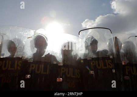 (171111) -- MANILA, 11 novembre 2017 -- i membri della Civil Disturbance Management of the Philippine National Police (PNP-CDM) si allineano lungo la strada che circonda la sede del 31° vertice dell'Associazione delle Nazioni del Sud-Est Asiatico (ASEAN) a Manila, nelle Filippine, 11 novembre 2017.) (rh) FILIPPINE-MANILA-ASEAN-SECURITY ROUELLExUMALI PUBLICATIONxNOTxINxCHN Foto Stock