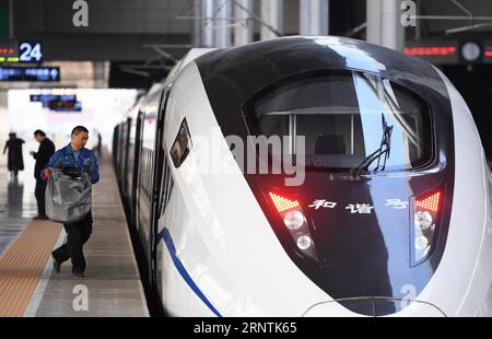 (171112) -- LANZHOU, 12 novembre 2017 -- un dipendente carica un pacco su un treno alla stazione ferroviaria di Lanzhou West a Lanzhou, capitale della provincia del Gansu della Cina nord-occidentale, 11 novembre 2017. Il settore logistico ha funzionato a tutta velocità per consegnare un numero enorme di pacchi dopo il Singles Day cinese, o Double 11 , shopping online il sabato. ) (wf) CHINA-11,11 SHOPPING FESTIVAL-DELIVERY (CN) ChenxBin PUBLICATIONxNOTxINxCHN Foto Stock