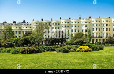 Nobile fila di case in stile classico a Brunswick Square a Brighton e Hove, East Sussex, Inghilterra, Regno Unito Foto Stock