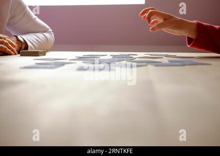 Un bambino gioca a memoria con sua nonna Foto Stock