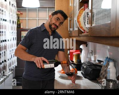 (171113) -- MADRID, 13 novembre 2017 -- Un abitante del villaggio versa vino a casa a Madrid, in Spagna, 11 novembre 2017. Il vino prodotto dalla stessa zona viene esportato anche in Cina e trasportato dal treno merci Yiwu-Madrid. La rotta merci Yiwu-Madrid che collega Zhejiang S Yiwu, il più grande mercato all'ingrosso al mondo per i piccoli beni di consumo, con il centro europeo delle merci di Madrid attraverso la regione autonoma Xinjiang Uygur della Cina nord-occidentale è stata lanciata nel novembre 2014. La rotta merci Yiwu-Madrid che copre oltre 13.000 chilometri ha visto oltre 120 viaggi nei primi dieci mesi trasportando 11.000 TEU, in aumento di 53,7 Foto Stock