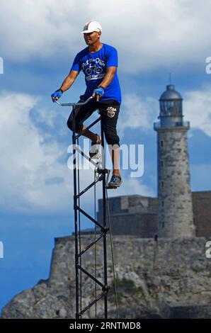 (171113) -- L'AVANA, 13 novembre 2017 -- Felix Guirola cavalca la sua bicicletta gigante a l'Avana, Cuba, 11 novembre 2017. Felix Guirola non ha paura delle altezze mentre pedala per le strade dell'Avana su una bicicletta unica di 4 metri. Guirola ha rimodellato diverse biciclette dall'agosto 1981, quando ha pedalato una bicicletta di 2 metri al carnevale nella città cubana centrale di Ciego de Avila, dove è nato 52 anni fa. Guirola sostiene che dal 1987 al 2004 detenne il record mondiale per la bicicletta più alta, ma solo i suoi vicini di Ciego de Avila sapevano dei suoi successi. (DJJ) CUBA-L'AVANA-BICICLETTA GIGANTE-CARATTERISTICA JOA Foto Stock