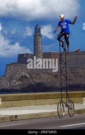 (171113) -- L'AVANA, 13 novembre 2017 -- Felix Guirola cavalca la sua bicicletta gigante a l'Avana, Cuba, 11 novembre 2017. Felix Guirola non ha paura delle altezze mentre pedala per le strade dell'Avana su una bicicletta unica di 4 metri. Guirola ha rimodellato diverse biciclette dall'agosto 1981, quando ha pedalato una bicicletta di 2 metri al carnevale nella città cubana centrale di Ciego de Avila, dove è nato 52 anni fa. Guirola sostiene che dal 1987 al 2004 detenne il record mondiale per la bicicletta più alta, ma solo i suoi vicini di Ciego de Avila sapevano dei suoi successi. (DJJ) CUBA-L'AVANA-BICICLETTA GIGANTE-CARATTERISTICA JOA Foto Stock