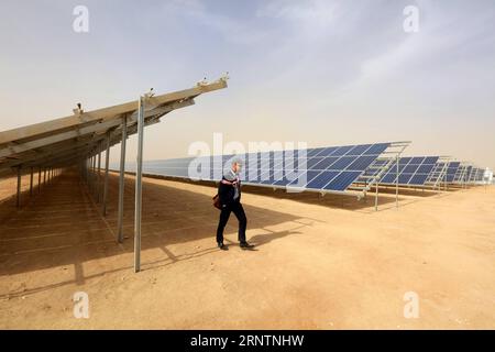 (171113) -- AMMAN, 13 novembre 2017 -- Un uomo cammina davanti ai pannelli solari appena installati il giorno dell'inaugurazione di una centrale solare nel campo profughi di Zaatari, circa 70 chilometri a nord di Amman, capitale della Giordania, il 13 novembre 2017. La Giordania lunedì ha lanciato la centrale solare nel campo di Zaatari per i rifugiati siriani, che è considerato il più grande al mondo ad essere situato in un campo per i rifugiati, ha detto lunedì l'UNHCR ). CAMPO PROFUGHI GIORDANIA-ZAATARI-PROGETTO SOLARE-LANCIO MOHAMMADXABUXGHOSH PUBLICATIONXNOTXINXCHN Foto Stock