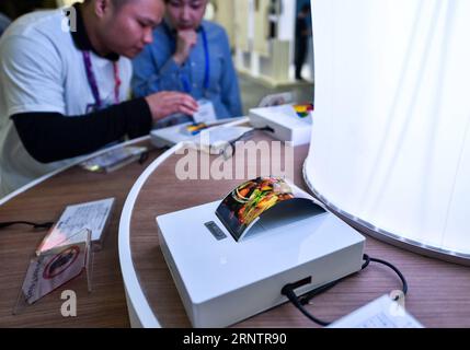 (171116) - SHENZHEN, 16 novembre 2017 -- i visitatori guardano schermi flessibili durante la 19a China Hi-Tech Fair a Shenzhen, nella provincia del Guangdong del sud della Cina, 16 novembre 2017. Più di 3.000 espositori mostrerebbero gli ultimi risultati della scienza e della tecnologia qui alla fiera che ha avuto inizio giovedì. ) (Zkr) CHINA-SHENZHEN-HI-TECH FAIR (CN) MaoxSiqian PUBLICATIONxNOTxINxCHN Foto Stock