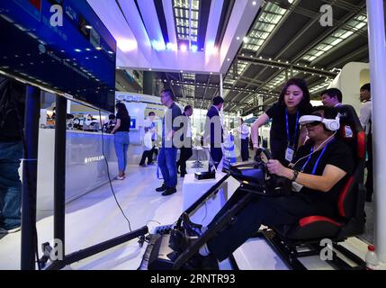 (171116) - SHENZHEN, 16 novembre 2017 -- Un visitatore sperimenta il teatro 3D durante la 19a China Hi-Tech Fair a Shenzhen, nella provincia del Guangdong del sud della Cina, 16 novembre 2017. Più di 3.000 espositori mostrerebbero gli ultimi risultati della scienza e della tecnologia qui alla fiera che ha avuto inizio giovedì. ) (Zkr) CHINA-SHENZHEN-HI-TECH FAIR (CN) MaoxSiqian PUBLICATIONxNOTxINxCHN Foto Stock