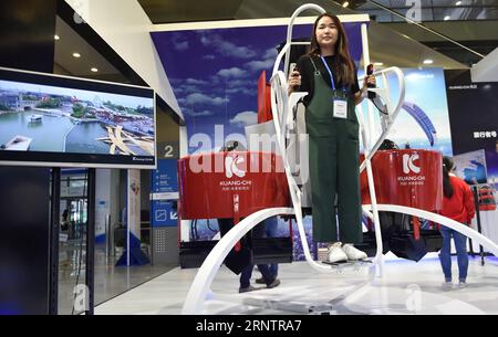 (171116) - SHENZHEN, 16 novembre 2017 -- Un visitatore prova un aereo durante la 19a fiera China Hi-Tech a Shenzhen, nella provincia del Guangdong del sud della Cina, 16 novembre 2017. Più di 3.000 espositori mostrerebbero gli ultimi risultati della scienza e della tecnologia qui alla fiera che ha avuto inizio giovedì. ) (Zkr) CHINA-SHENZHEN-HI-TECH FAIR (CN) MaoxSiqian PUBLICATIONxNOTxINxCHN Foto Stock