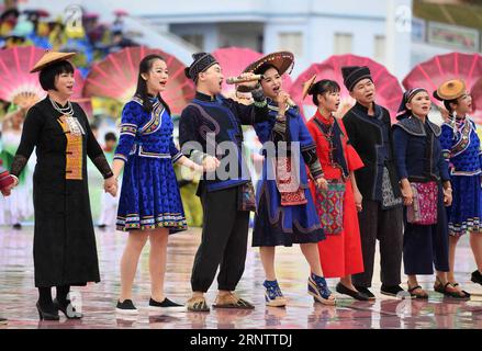 (171118) -- HUANJIANG, 18 novembre 2017 -- cantanti si esibiscono in una cerimonia per celebrare il 30° anniversario della fondazione della contea autonoma di Huanjiang Maonan, regione autonoma di Guangxi Zhuang nel sud della Cina, 18 novembre 2017. ) (Zkr) CINA-GUANGXI-COUNTY-ANNIVERSARY-CELEBRATION(CN) ZhouxHua PUBLICATIONxNOTxINxCHN Foto Stock