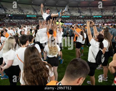 Celebrazioni volontarie durante la cerimonia di chiusura del nono giorno dei Campionati mondiali di atletica leggera di Budapest 2023 presso il Centro Nazionale di atletica di Augu Foto Stock