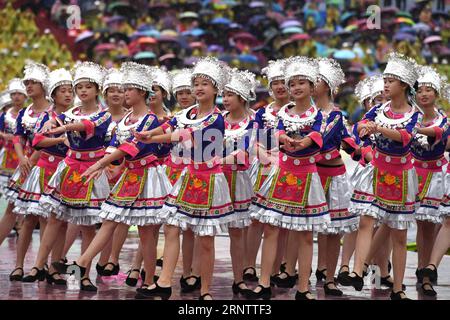 (171118) -- HUANJIANG, 18 novembre 2017 -- i ballerini si esibiscono in una cerimonia per celebrare il 30° anniversario della fondazione della contea autonoma di Huanjiang Maonan, regione autonoma di Guangxi Zhuang della Cina meridionale, 18 novembre 2017. ) (Zkr) CINA-GUANGXI-COUNTY-ANNIVERSARY-CELEBRATION(CN) ZhouxHua PUBLICATIONxNOTxINxCHN Foto Stock